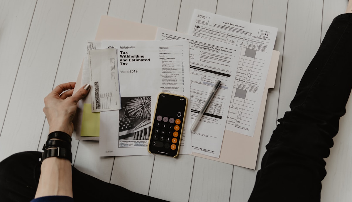 Consultoria financeira analisando documentos e contratos
