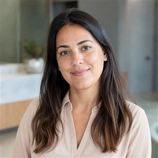 Retrato ilustrativo de Ana Santos, gerado por IA
